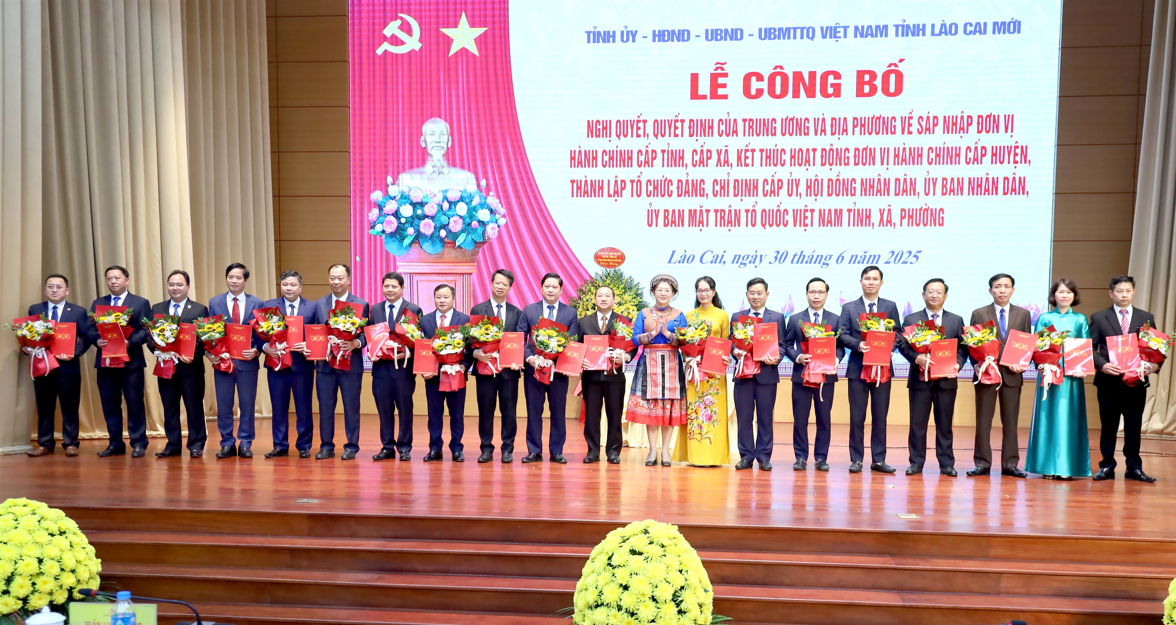 Đồng chí Giàng Thị Dung - Phó Bí thư Tỉnh ủy trao Quyết định và tặng hoa chúc mừng Bí thư các xã, phường
